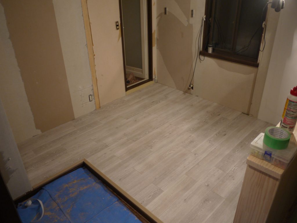 部屋改造リフォーム(キッチン新設・クロス)|床の張り込み