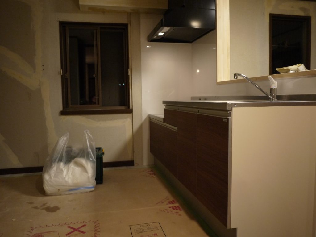 部屋改造リフォーム(キッチン新設・クロス)|キッチン設置