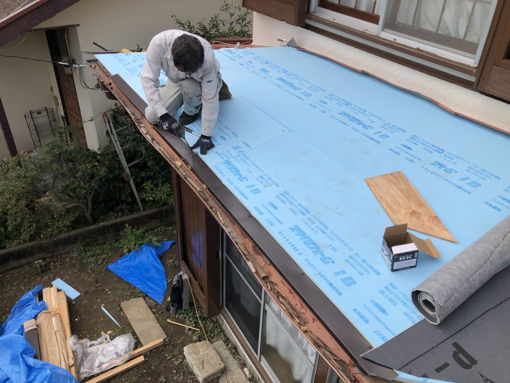 屋根板金工事（台風被害修繕）｜ベニヤの上にスタイロホーム施工