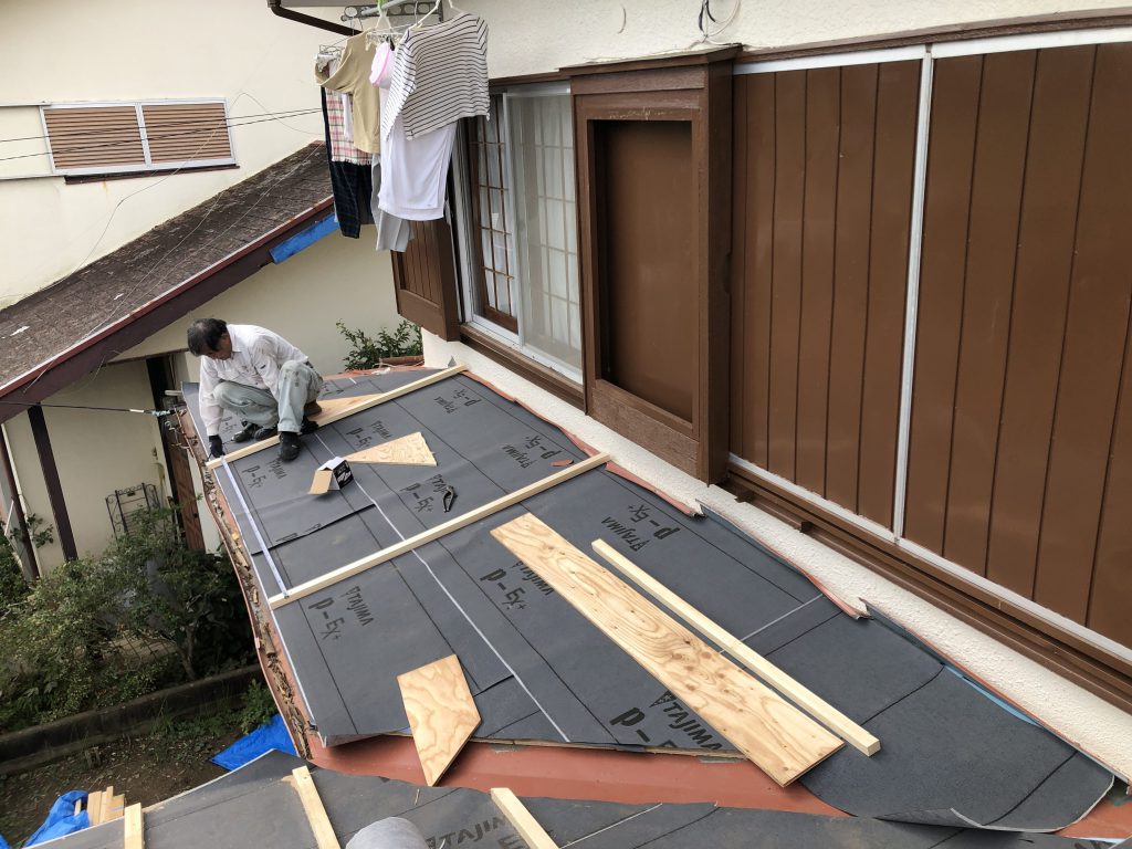 屋根板金工事（台風被害修繕）｜スタイロの上に防水シート