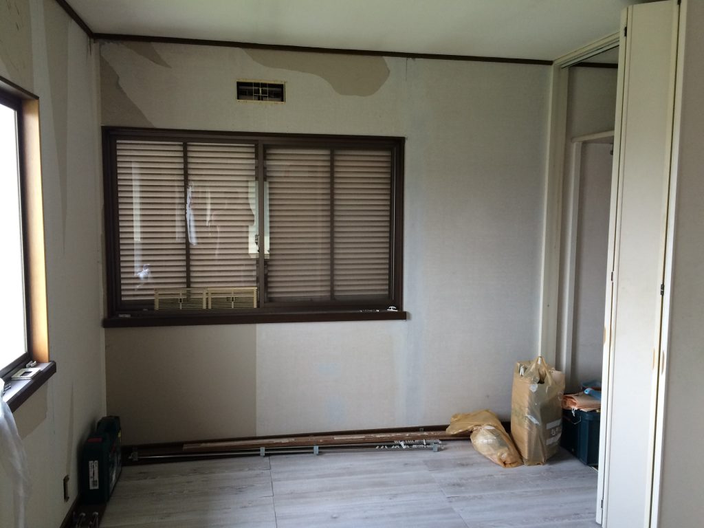 部屋改造リフォーム(キッチン新設・クロス)|クロス張替え前