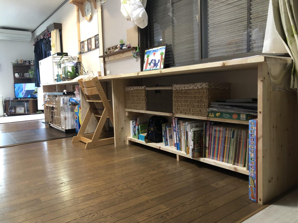 部屋改造リフォーム(キッチン新設・クロス)|4m60㎝の机兼棚を造作