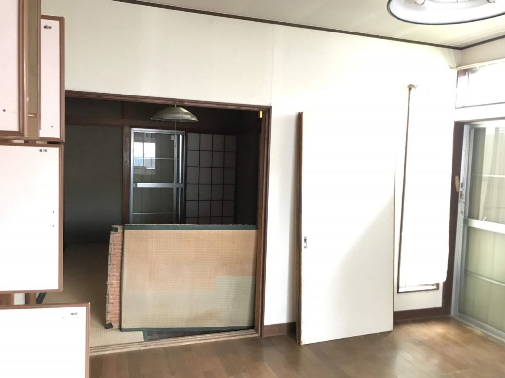 内装工事 キッチン入れ替え、ユニットバス入れ替え、クロス全面張り替え、床材の張り込み、間仕切りの撤去、和室を洋室への変更|施工前