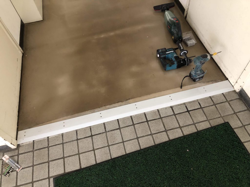 施設小修繕|ステンレス見切り
