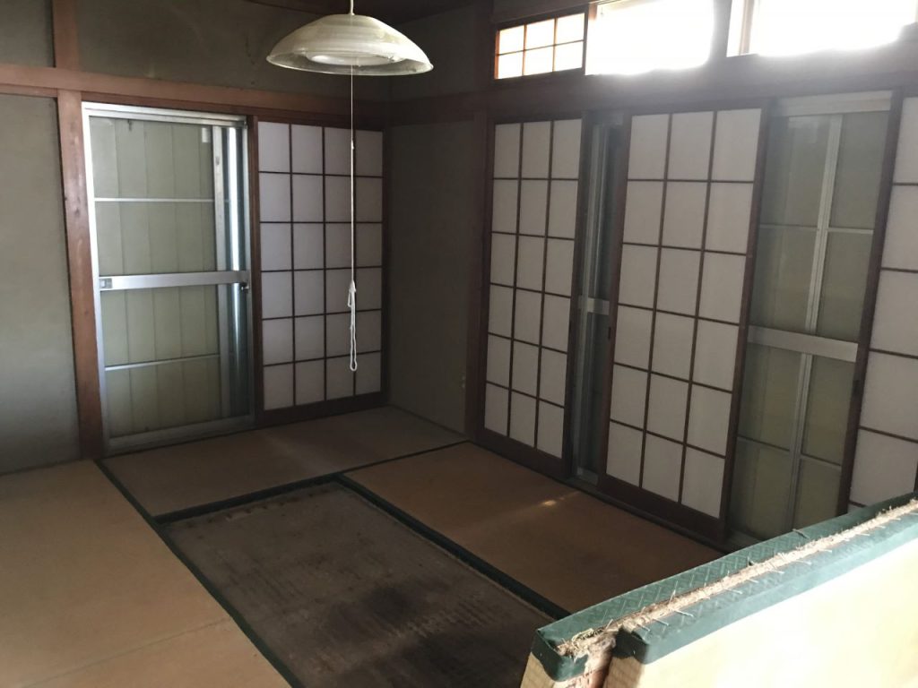 内装工事 キッチン入れ替え、ユニットバス入れ替え、クロス全面張り替え、床材の張り込み、間仕切りの撤去、和室を洋室への変更|施工前